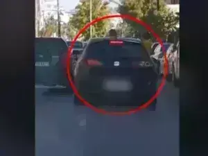Βίντεο που κόβει την ανάσα: Οδηγεί στην Πέτρου Ράλλη με παιδί να «κρέμεται» από το παράθυρο