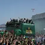 Παναθηναϊκός: Live η άφιξη των πρωταθλητών Ευρώπης στο σπίτι τους - Σε εξέλιξη η παρέλαση με το ανοιχτό λεωφορείο, ντελίριο από χιλιάδες οπαδούς [βίντεο]