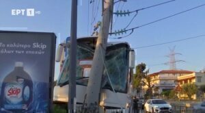 Τροχαίο ατύχημα στη Λαυρίου: Πούλμαν έπεσε σε κολώνα -Τραυματίστηκε ο οδηγός [βίντεο]