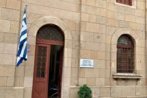 Ρόδος: Αναστάτωση στην υποδιεύθυνση Ασφαλείας του νησιού – Αλλοδαποί προσπάθησαν να αρπάξουν την ελληνική σημαία από το κτήριο
