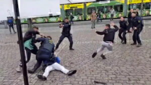 Γερμανία: Άγρια επίθεση με μαχαίρι εναντίον ακροδεξιού πολιτικού σε ζωντανή σύνδεση - Σκληρές εικόνες