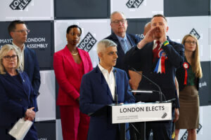 Ο Σαντίκ Καν επανεξελέγη δήμαρχος του Λονδίνου για τρίτη, ιστορική, θητεία