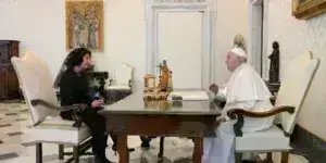 Η Σιλιάνοφσκα τον χαβά της: Ευχαρίστησε τον Πάπα για τη συνάντηση «εκ μέρους των Μακεδόνων»