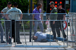 Σλοβακία: Πυροβόλησαν και τραυμάτισαν τον Πρωθυπουργό Ρόμπερτ Φίτσο - Η στιγμή που συλλαμβάνουν τον δράστη