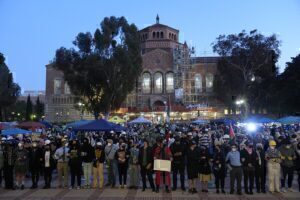 ΗΠΑ: Σκληρές εικόνες- Επεισόδια ανάμεσα σε αστυνομία και φιλοπαλαιστίνιους έξω από το Πανεπιστήμιο UCLA [live]