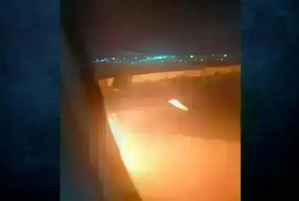 Κινητήρας αεροπλάνου έπιασε φωτιά εν πτήση στην Ινδία [vid]