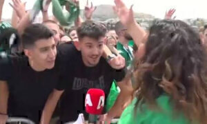 Παναθηναϊκός: Θεά ρεπόρτερ ντυμένη στα πράσινα γίνεται ένα με τους οπαδούς και τραγουδάει - «Κωστάρας μόνο»