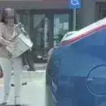 ΔΟΥ Χαλκίδας: Φωτογραφίες ντοκουμέντο με την 56χρονη διεκπεραιώτρια - Η στιγμή που βγαίνει από το κτήριο κρατώντας φάκελο αξίας 5.000 ευρώ