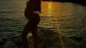 Αγαπημένη Ελληνίδα τραγουδίστρια είναι έγκυος και πόζαρε με μπικίνι μπροστά στο ηλιοβασίλεμα