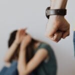 Ενδοοικογενειακή βία: «Βραχιολάκι» σε όσους είναι σε επιτήρηση - Τα μέτρα που θα εξαγγείλει ο Φλωρίδης [βίντεο]