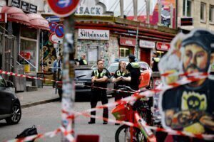 Συναγερμός στο Euro: Άνδρας τραυματίστηκε σοβαρά από πυρά αστυνομικών στο Αμβούργο - Τους απείλησε με τσεκούρι