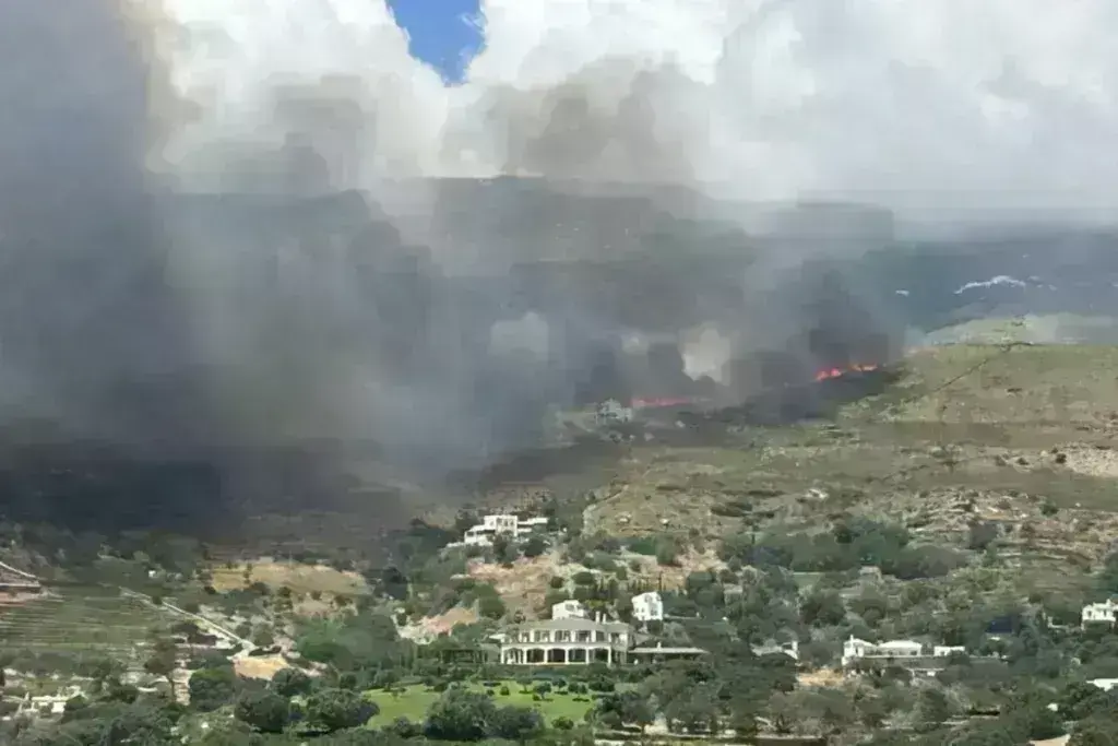 Πύρινη κόλαση στην Άνδρο: Φωτιά σε δάσος - Εκκενώνονται 4 οικισμοί, πνέουν ισχυροί άνεμοι - Η κατάσταση στα υπόλοιπα μέτωπα [βίντεο]
