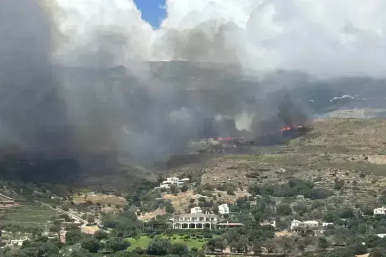 Πύρινη κόλαση στην Άνδρο: Φωτιά σε δάσος - Εκκενώνονται 4 οικισμοί, πνέουν ισχυροί άνεμοι - Η κατάσταση στα υπόλοιπα μέτωπα [βίντεο]