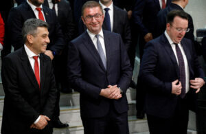 Σκόπια: Ορκίστηκε με το συνταγματικό όνομα της χώρας η νέα κυβέρνηση – Νέες προκλήσεις από Μίτσκοσκι