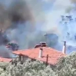 Φωτιά τώρα στην Κερατέα: Καίγονται σπίτια - Μήνυμα του 112 για εκκένωση οικισμών