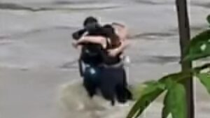 Ιταλία: Τρεις φίλοι βρέθηκαν αγκαλιασμένοι πριν παρασυρθούν από τις πλημμύρες [βίντεο]