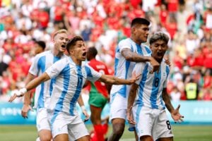 Αργεντινή-Μαρόκο (2-2): Ντροπιαστικές εικόνες μετά την ισοφάριση – Διεκόπη το ματς, μπήκαν φίλαθλοι, έπεσαν κροτίδες [βίντεο]