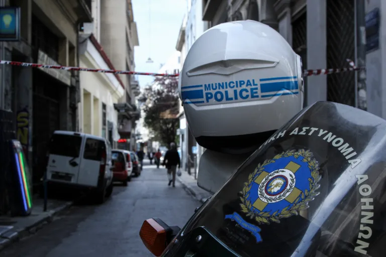 Δήμος Αθηναίων: Χειροπέδες σε δημοτικούς υπαλλήλους για εκβίαση καταστηματαρχών