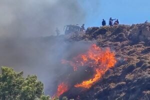 Φωτιά στην Κέα: Ήχησε το 112, εκκενώνεται η Λυγιά – Σηκώθηκαν εναέρια μέσα