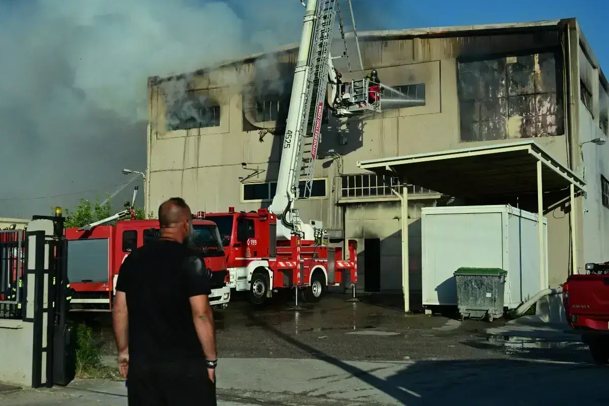 Φωτιά στις Αχαρνές: Κρανίου τόπος - Κάηκαν εργοστάσιο χαρτικών και πλαστικών, πού έχει διακοπεί η κυκλοφορία [εικόνες-βίντεο]