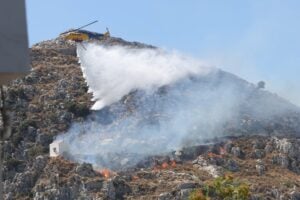 Φωτιά LIVE: Κάηκαν σπίτια στην Κέα, υπό έλεγχο η κατάσταση στην Κρήτη – Οι εξελίξεις από τα πύρινα μέτωπα