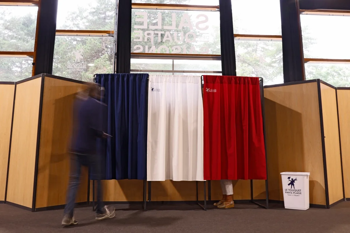 Εκλογές στη Γαλλία: Στο κόκκινο η αγωνία για την επόμενη ημέρα - Κανένα κόμμα δεν φαίνεται να κερδίζει την απόλυτη πλειοψηφία των εδρών