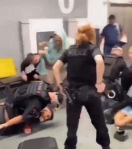 Βρετανία: Άγριος ξυλοδαρμός στο αεροδρόμιο Μάντσεστερ - Αστυνομικός χτυπάει έναν άνδρα στην σύλληψη του [βίντεο]