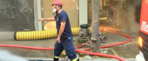 Σε εξέλιξη η φωτιά στην Αγίου Μελετίου – Απεγκλωβίστηκαν πάνω από 10 άτομα [βίντεο]