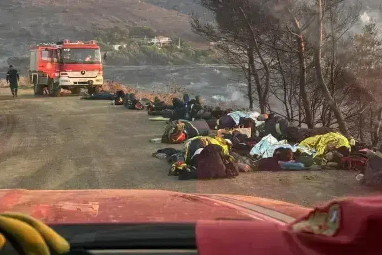 Φωτιά στην Κερατέα: Η συγκλονιστική φωτογραφία με τους πυροσβέστες που έγινε viral –Εξαντλημένοι μετά τη «μάχη» με τις φλόγες