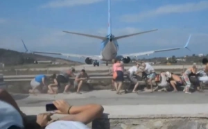 Σκιάθος: Βίντεο με απογείωση αεροπλάνου που κόβει την ανάσα- Οι τουρίστες πετάγονται στον αέρα