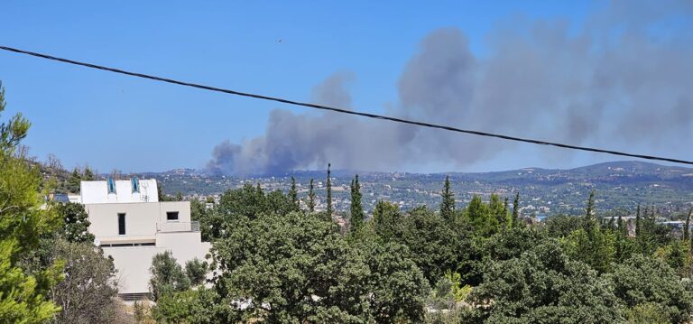 Φωτιά τώρα στον Βαρνάβα Αττικής - Μήνυμα του 112 για εκκένωση