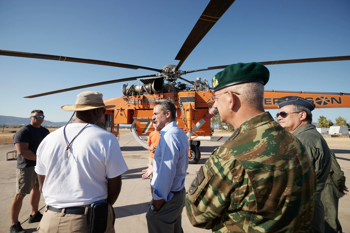 Στην βάση των Canadair στην Ελευσίνα o Μητσοτάκης - «Να γινόμαστε καλύτεροι, αλλά μην απαξιωθεί η δουλειά του κρατικού μηχανισμού»