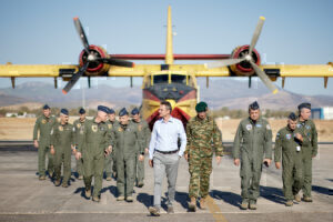 Στην βάση των Canadair στην Ελευσίνα o Μητσοτάκης