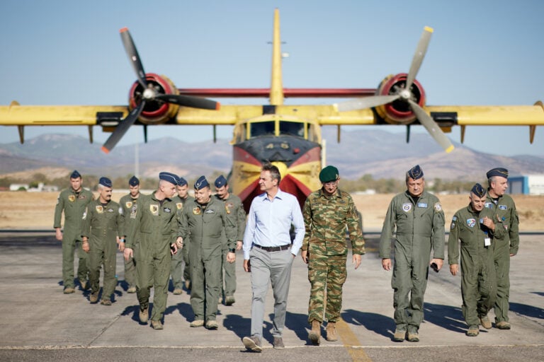 Στην βάση των Canadair στην Ελευσίνα o Μητσοτάκης