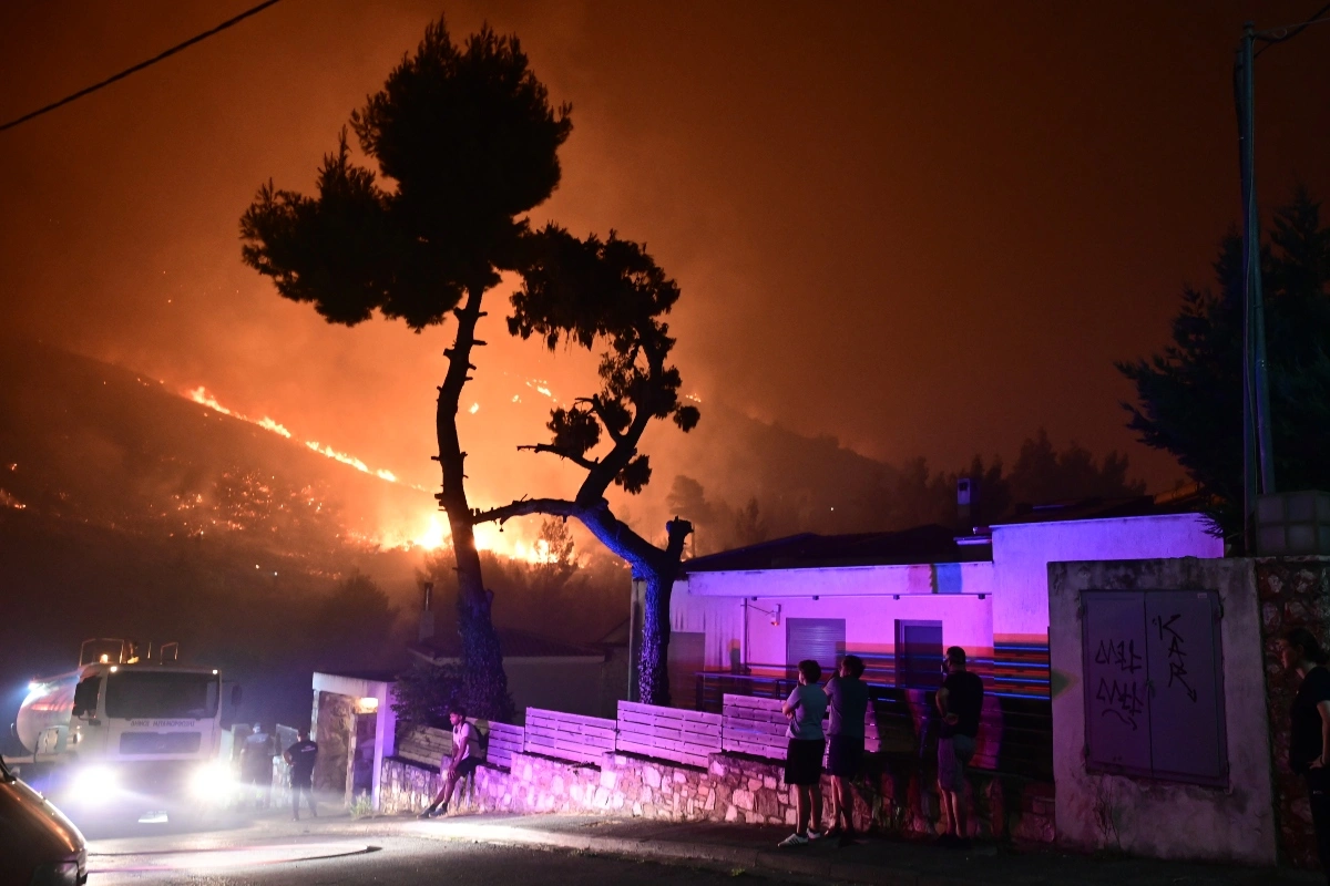 Φωτιά στην Αττική: Κανένα ενεργό μέτωπο - Ολονύχτια μάχη με τις αναζωπυρώσεις σε Μαραθώνα και Πεντέλη - Έχουν καεί πάνω από 100.000 στρέμματα