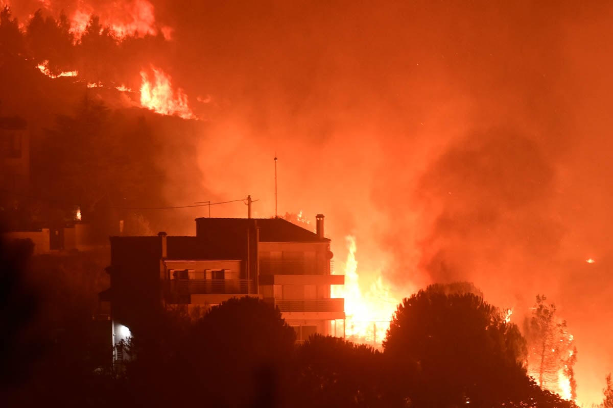 Φωτιά στον Βαρνάβα: Καίγονται ακόμα σπίτια - Τι λέει ο πρόεδρος της κοινότητας