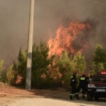 Φωτιά στην Αττική: Πάνω από 40 οι αναζωπυρώσεις - Οι γραμμές άμυνας