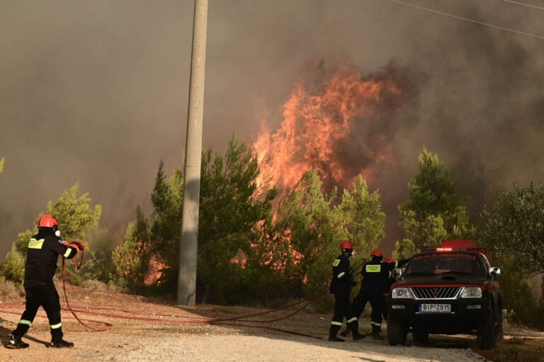 Φωτιά στην Αττική: Πάνω από 40 οι αναζωπυρώσεις - Οι γραμμές άμυνας