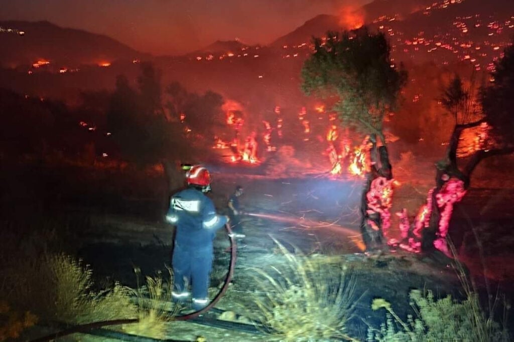 Φωτιά στο Ρέθυμνο: Δεύτερη νύχτα μάχης με τις φλόγες