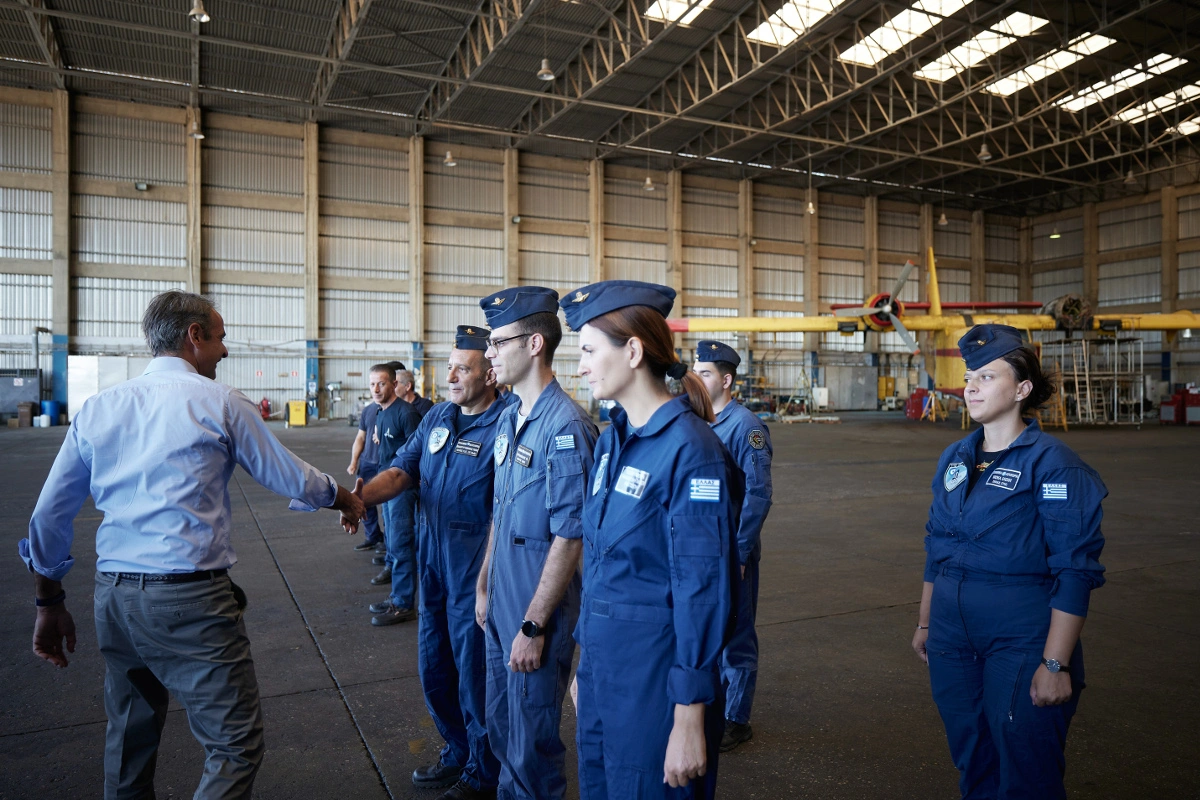 Στην βάση των Canadair στην Ελευσίνα o Μητσοτάκης - «Να γινόμαστε καλύτεροι, αλλά μην απαξιωθεί η δουλειά του κρατικού μηχανισμού»