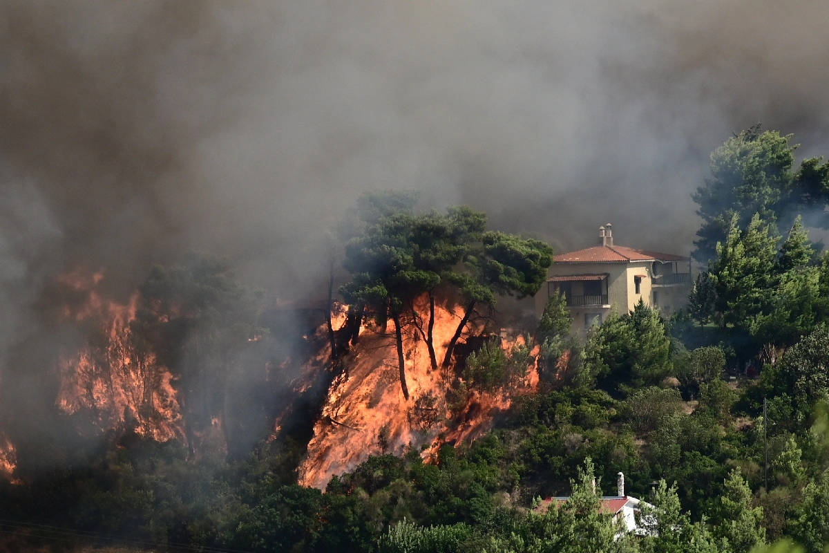 Μεγάλη φωτιά κοντά σε σπίτια στον Βαρνάβα - Μέτωπα και σε Μέγαρα, Φιλιάτες και Λαγκαδά