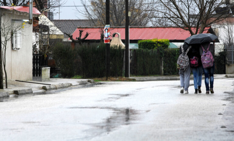 Καιρός: Μία κακοκαιρία τύπου «Π» αναμένεται να κάνει εμφάνιση στη χώρα μας και σύμφωνα με την πρόγνωση, οι μαθητές θα επιστρέψουν στα σχολεία με βροχή.