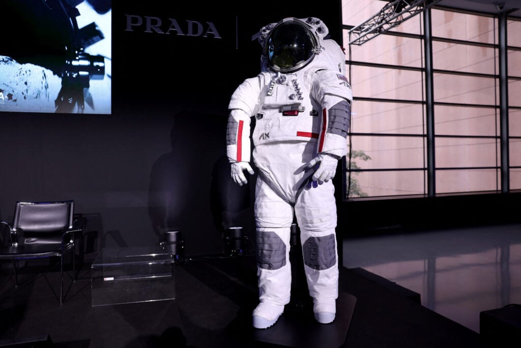 Με στολή made by Prada η αποστολή της NASA στη Σελήνη