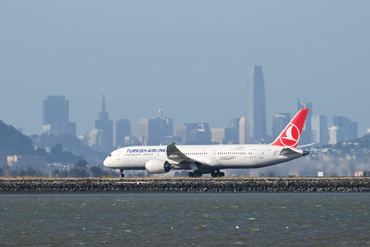 Dead in the Cockpit: Heroic Copilot Takes the Helm in Heart-Stopping Turkish Airlines Emergency