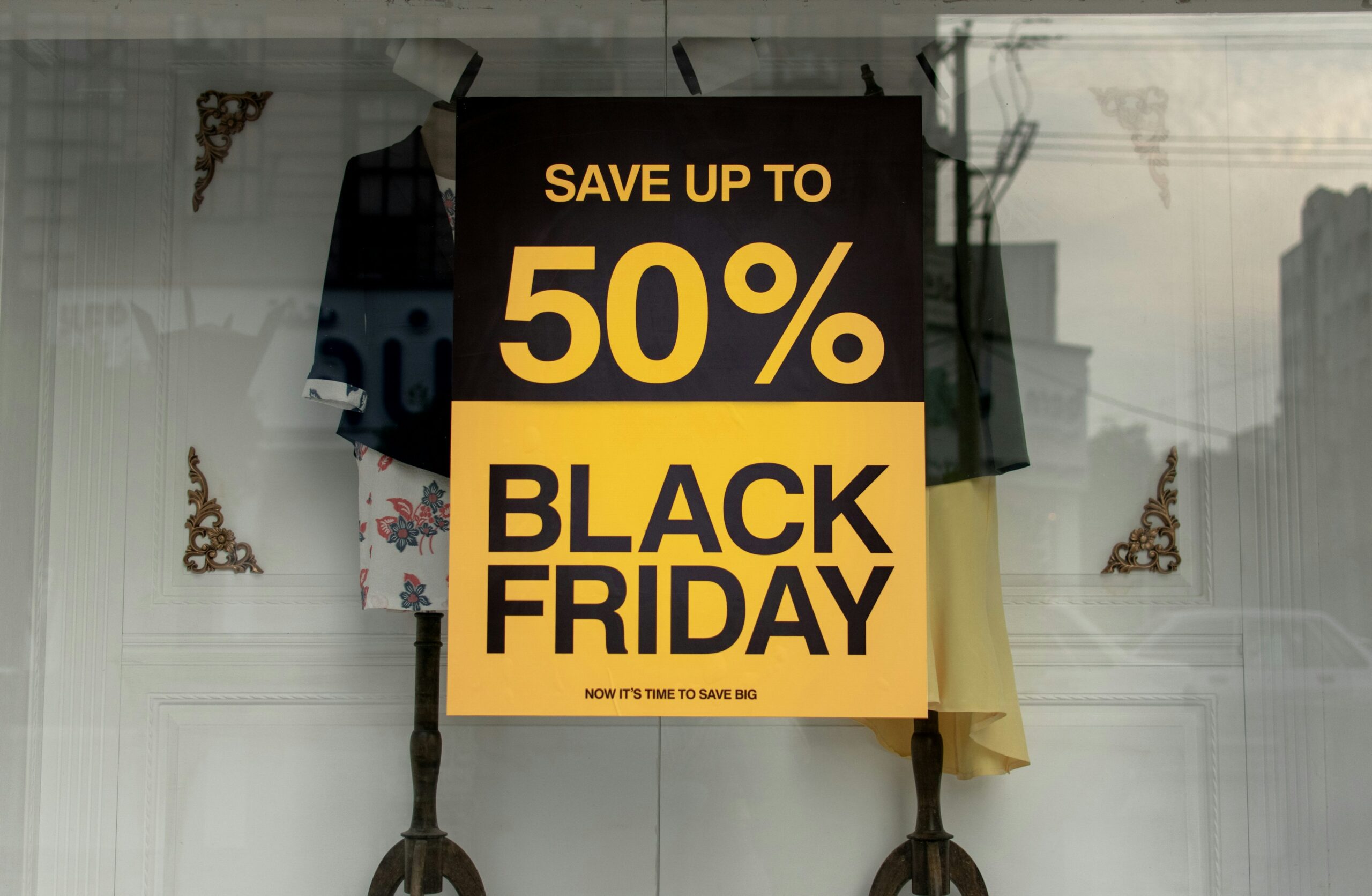 One in two Greeks plans to shop on Black Friday and Cyber ​​Monday