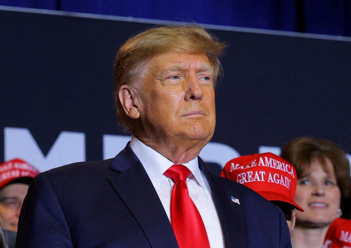 Guardian: Trump is accused of abusing a model who was introduced to him by Epstein