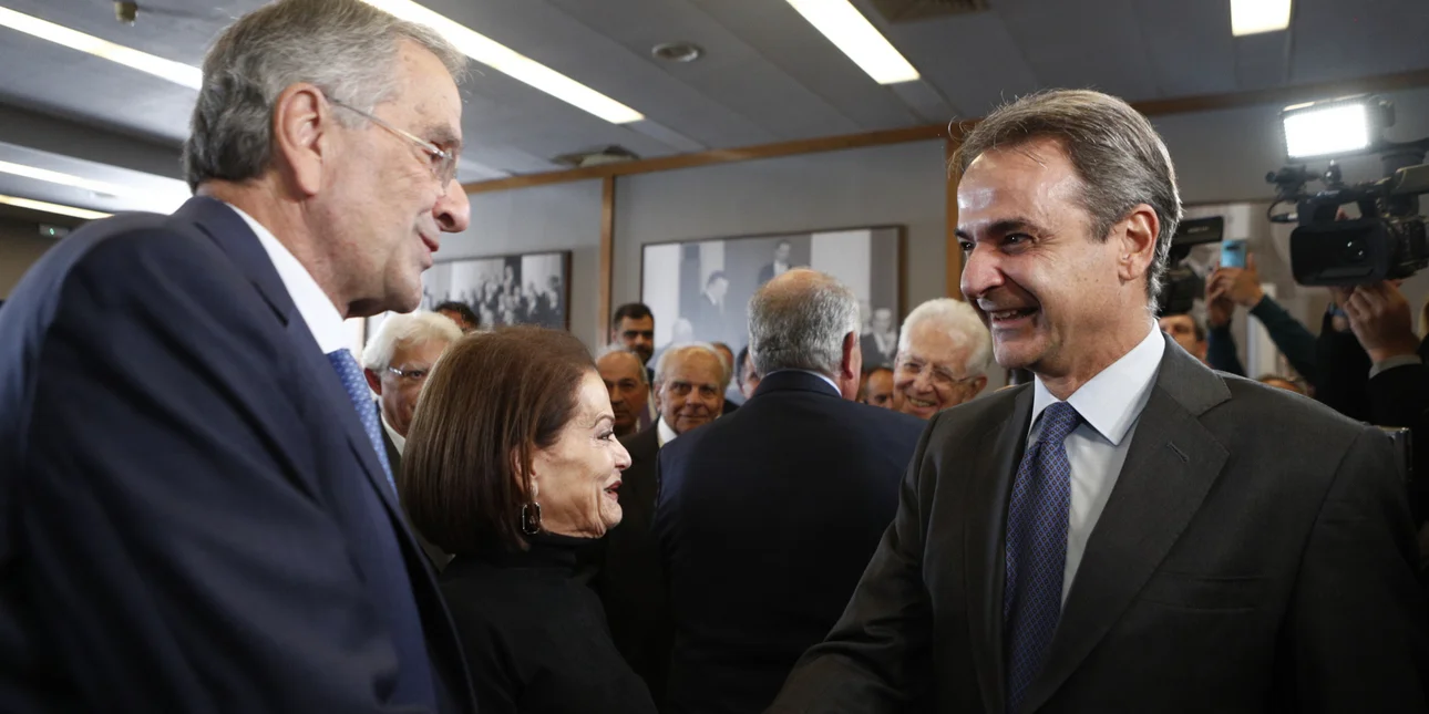 Mitsotakis, Karamanlis, Samaras: The handshakes and the background