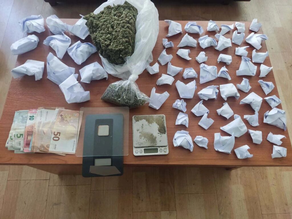 Police operation in Acharnes: Drugs, weapons and stolen goods were found