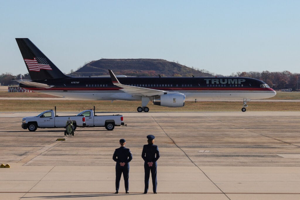 Μέσα στο Trump Force One: Χρυσές ζώνες ασφαλείας, κρεβάτι king size