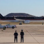 Μέσα στο Trump Force One: Χρυσές ζώνες ασφαλείας, κρεβάτι king size